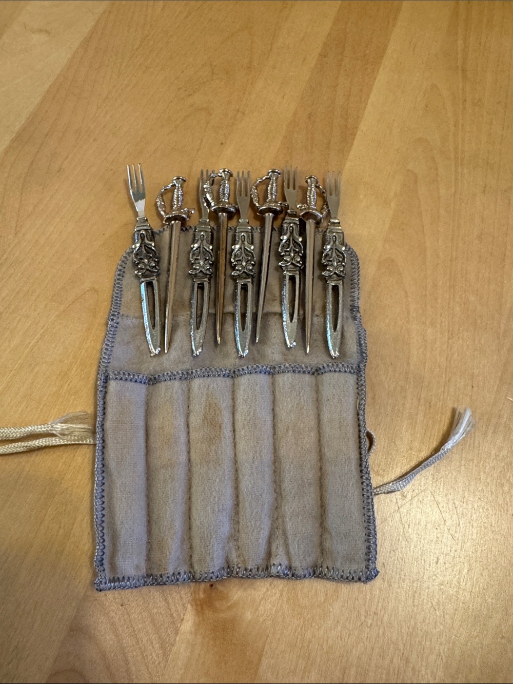 VTG silver plate hors d’oeuvre forks/knives resembling rapiers and swords